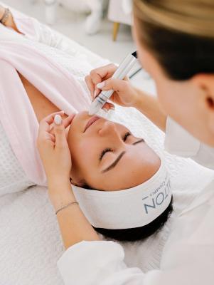 Authentische brandingfotos für Kosmetikerin im Beauty Studio