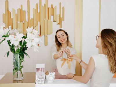Authentische brandingfotos für Kosmetikerin im Beauty Studio